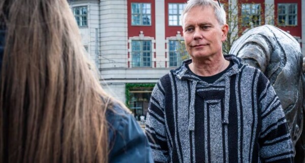 Styreleder i Foreningen for human ruspolitikk, Arild Knutsen, er kritisk til dagens behandlingstilbud og beskriver hjelpeapparatet som unødvendig rigid.