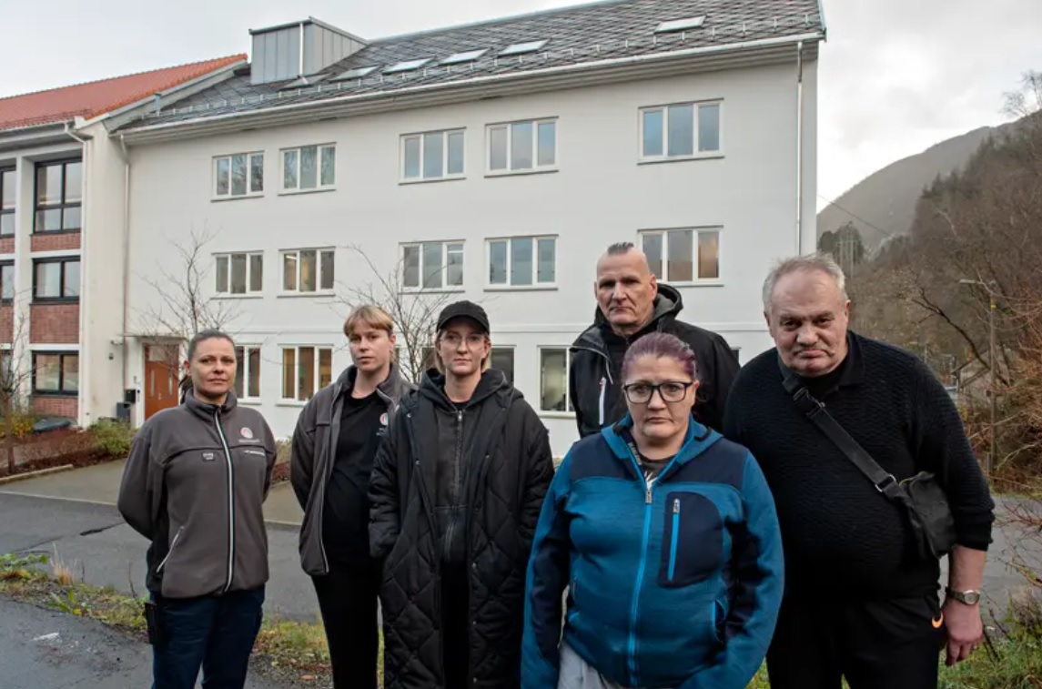 Fra v.: Ansatt ved MO Eidsvåg Ingrid Olsen, musikkterapeut Tora Gaden, Anne Pia Lystrup, Morten Sommerbakk, Monica Natalia Instøy og Frank Reinholdtsen.