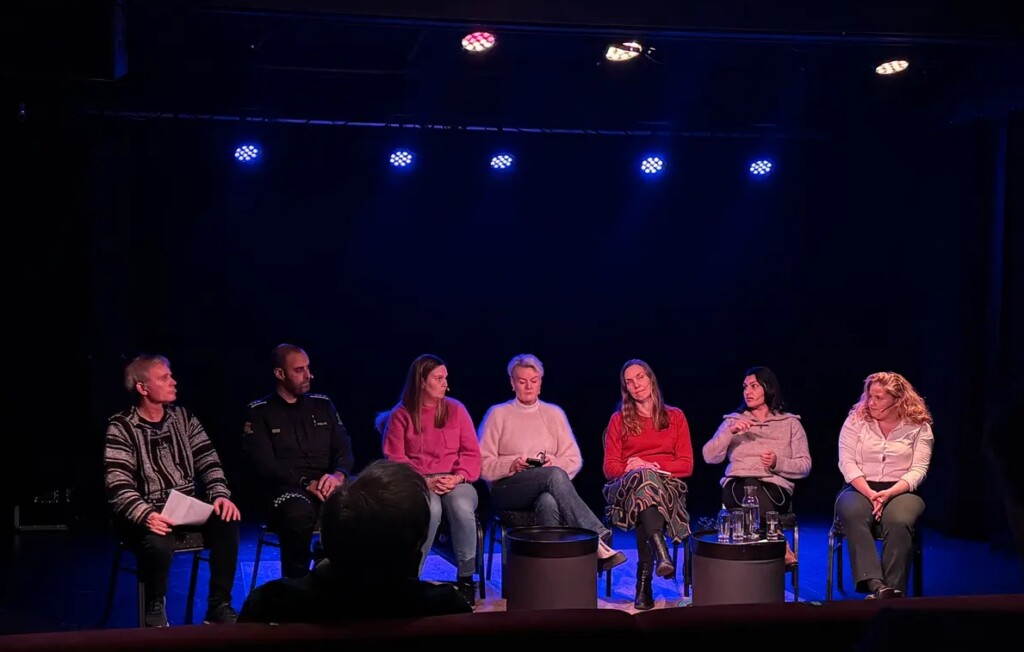 Det var bred enighet om at rusmiljøet ikke kan flyttes fra sted til sted, men noe konkret løsning om lokasjon kom det ikke under paneldebatten torsdag kveld. Fra venstre; Arild Knutsen (Foreningen for Human Ruspolitikk), Anders Hareide Holt (politistasjonssjef i Kristiansand), Jannicke Svaba Halvorsen (Frp), Heidi Sørvig (daglig leder i Kvadraturforeningen), Hildegunn Seip (MDG), Neda Blakstad (Ap) og Amalie Gunnufsen (H). Foto: Gatemagasinet MOT