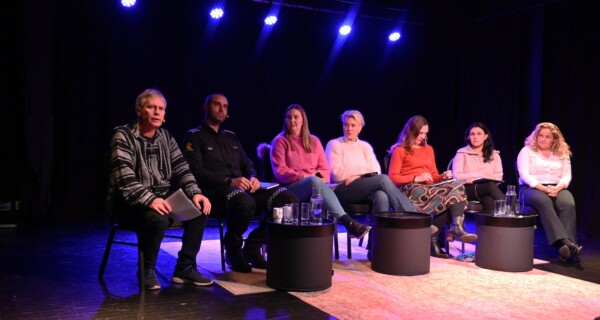 F.v. Arild Knutsen (ordstyrer og styreleder i Foreningen for human ruspolitikk), Anders Hareide Holt (Politistasjonsjef Kristiansand politistasjon), Jannicke Svaba Halvorsen (Frp), Heidi Sørvig (Kvadraturen Gårdeierforening), Hildegunn Marie Tønnessen Seip (Mdg), Neda Blakstad (Ap) og Amalie Gunnufsen (Høyre). Foto: Emilie Zeiner Sending Larsen