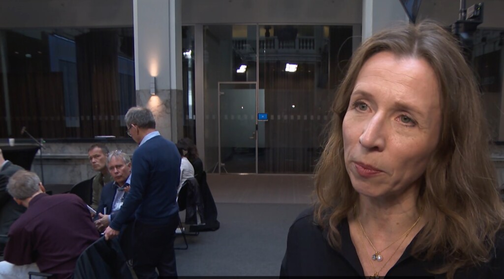 Magnus Takvam intervjuer Arild Knutsen bak der.