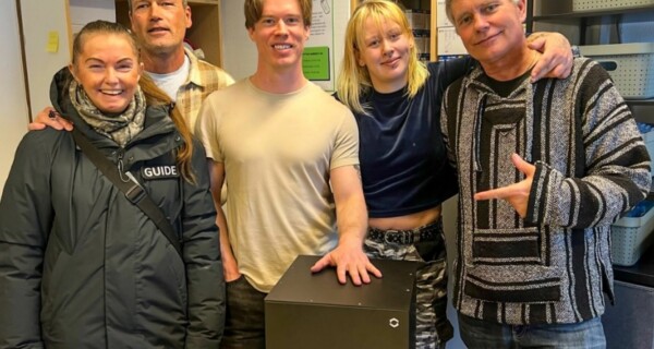 MILLIONMASKIN: Arild Knutsen (til høyre) viser fram den nye analysemaskinen som kan finne selv ørsmå mengder livsfarlige stoffer i prøver med narkotika. Fra venstre: Janne Bøhmer Killingstad, Ronny Bjørnestad, Daniel Mørk og Ida Larsen. Foto: Privat