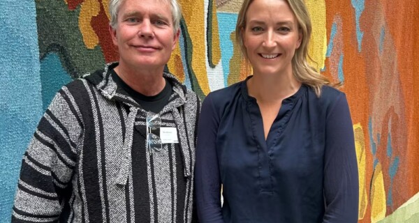 Arild Knutsen i Foreningen for human ruspolitikk og Høyres Sandra Bruflot er godt fornøyd med utfallet av forhandligene om ny ruspolitikk. Foto: Henrik Sunde