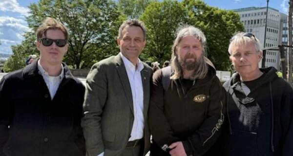 Oslos rusmiljø mangler et trygt værested mener Arild Hermstad (t.h.), leder i MDG, og Arild Knutsen, leder i Foreningen for human ruspolitikk (FHN). Her med Daniel Mørk og Øyvind Christensen.