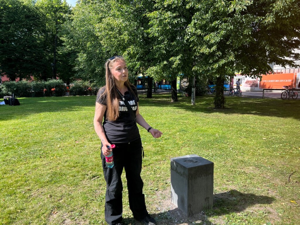 MINNESMERKE: Dette minnesmerket av Lars Sandås er eneste tegn etter det som var Oslos åpne rusmiljø, Plata. Totobua lå til høyre på bildet, der det er sykkelparkering i dag.