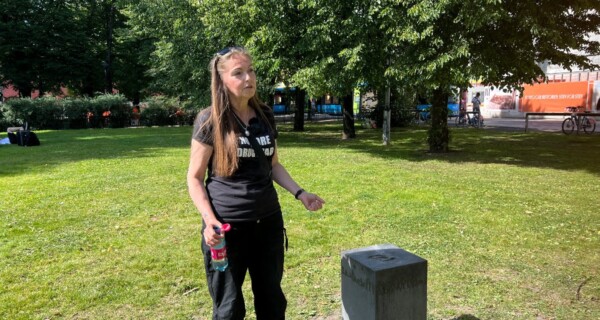 MINNESMERKE: Dette minnesmerket av Lars Sandås er eneste tegn etter det som var Oslos åpne rusmiljø, Plata. Totobua lå til høyre på bildet, der det er sykkelparkering i dag.