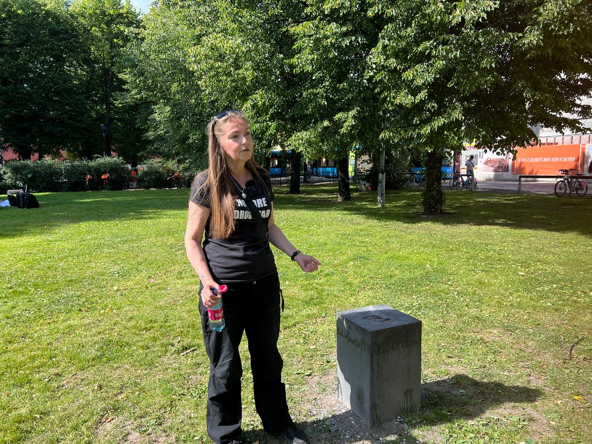 MINNESMERKE: Dette minnesmerket av Lars Sandås er eneste tegn etter det som var Oslos åpne rusmiljø, Plata. Totobua lå til høyre på bildet, der det er sykkelparkering i dag.