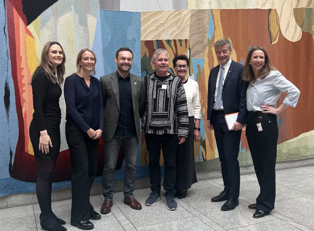 Forlikskameratene: Ingvild Wetrhus Thorsvik,(V), Sandra Bruflot (H), Torgeir Knag Fylkesnes (SV), Arild Knutsen, Foreningen for human ruspolitikk, Ingunn Foss (H), Odd Harald Hovland (Ap) og justisminister Astri Aas Hansen.