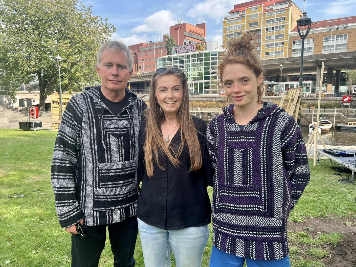 Arild Knutsen, stifter og leder Foreningen for human ruspolitikk, fulgte prøvene på =Oslospelet iført signaturhettegenseren. Hans personlige historie har inspirert Rikke-karakteren, som Janne Bøhmer Killingstad (midten) og Flo Fagerli deler på.