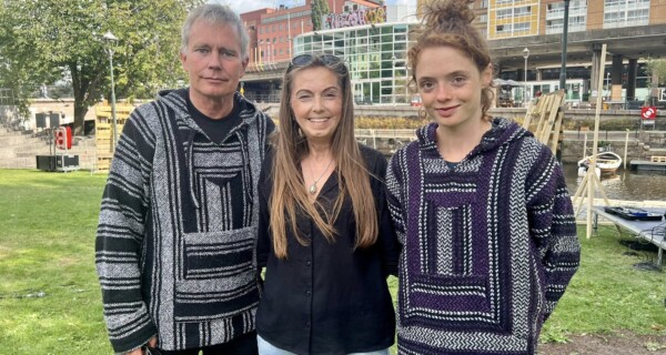 Arild Knutsen, stifter og leder Foreningen for human ruspolitikk, fulgte prøvene på =Oslospelet iført signaturhettegenseren. Hans personlige historie har inspirert Rikke-karakteren, som Janne Bøhmer Killingstad (midten) og Flo Fagerli deler på.