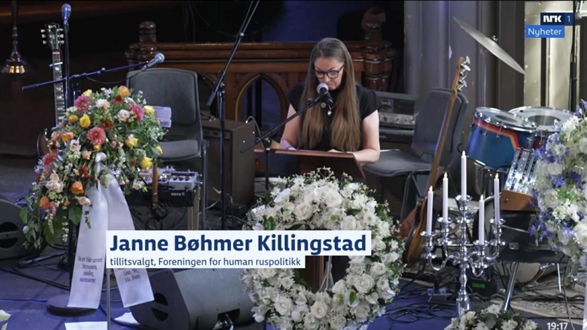 Janne Bøhmer Killingstad representerte de som lever på utsiden i samfunnet, i rusmiljøet, under bisettelsen til Ingvar Ambjørnsen. (Skjermbilde fra Dagsrevyen)