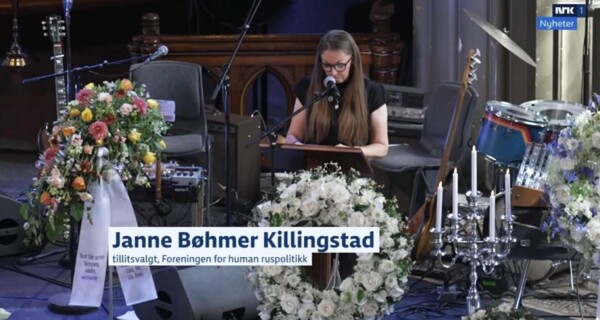 Janne Bøhmer Killingstad representerte de som lever på utsiden i samfunnet, i rusmiljøet, under bisettelsen til Ingvar Ambjørnsen. (Skjermbilde fra Dagsrevyen)