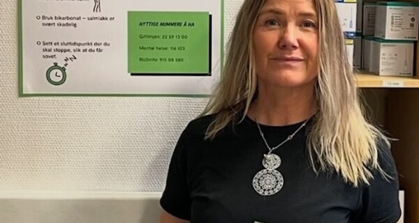 NYE BROSJYRER: Tonje Jevari, daglig leder i Foreningen for human ruspolitikk, med FHR sine nye brosjyrer for tryggere røyking.