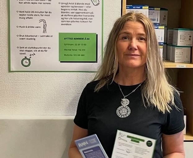 NYE BROSJYRER: Tonje Jevari, daglig leder i Foreningen for human ruspolitikk, med FHR sine nye brosjyrer for tryggere røyking.