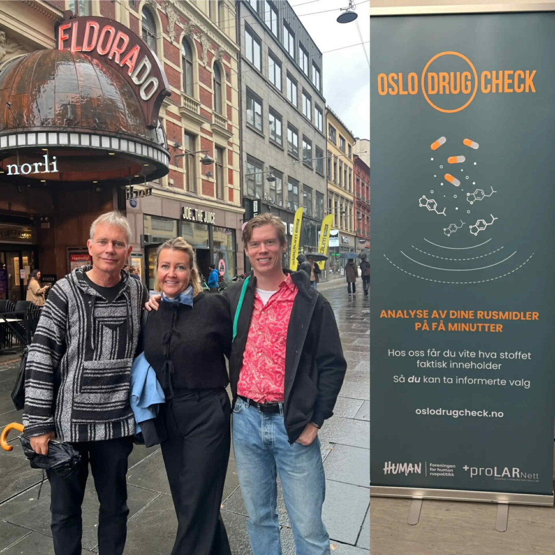 Arild Knutsen, Ingunn Lambertsen og Daniel Mørk utenfor Oslo Drug Check, som er lokalisert i Torggata 9 hos Foreningen for human ruspolitikk.