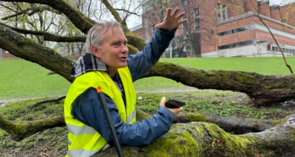 Arild Knutsen forteller om at det i dette området, rett på andre siden av den gamle legevakten i Oslo, alltid er massevis av brukte sprøyter. Foto: Eivind Tangen.