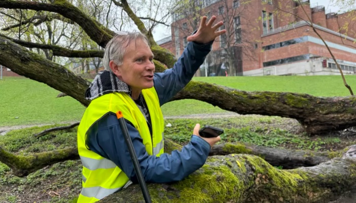 Arild Knutsen forteller om at det i dette området, rett på andre siden av den gamle legevakten i Oslo, alltid er massevis av brukte sprøyter. Foto: Eivind Tangen.