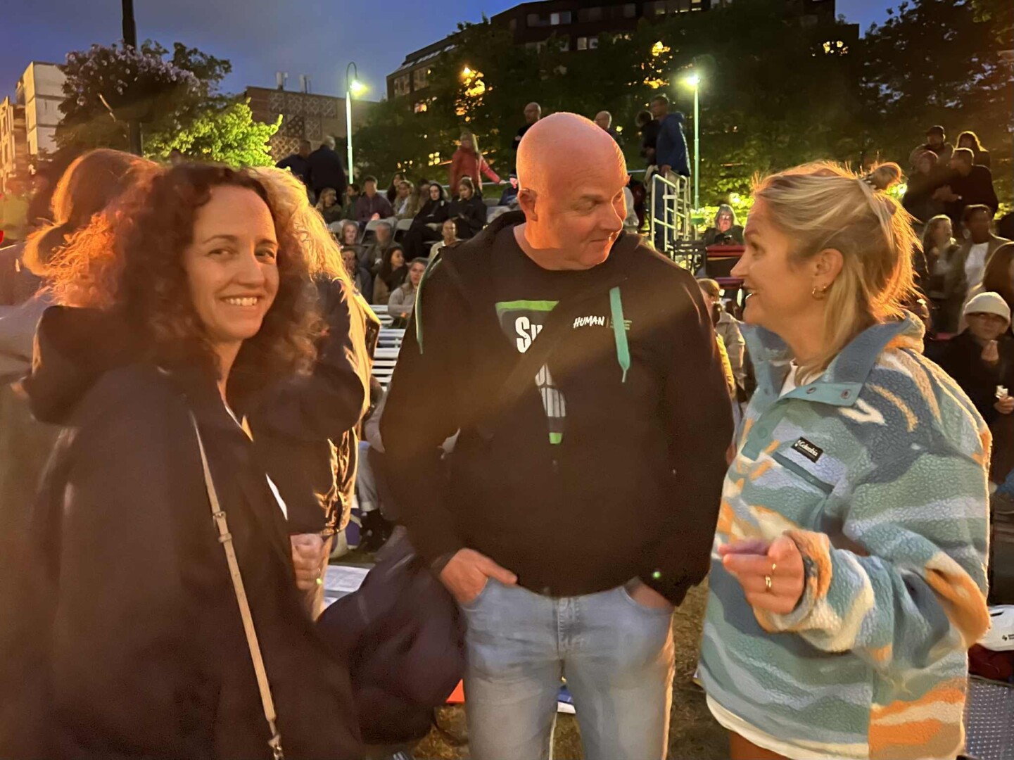 Statssekretær for Justisdepartementet, Kristine Kallset, Jan Ivar Småvik og statssekretær for Helse- og omsorgsdepartementet, Ellen Rønning-Arnesen slo av en prat under pausen i "Spelet".