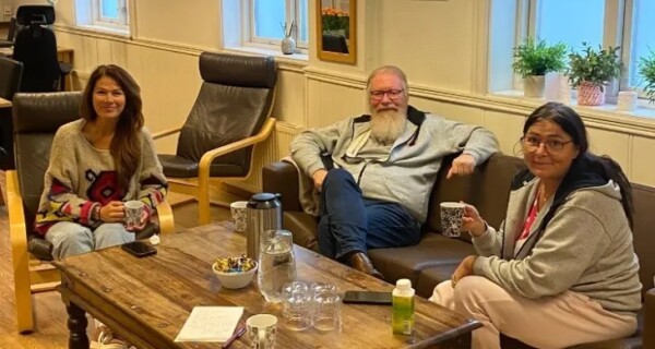 Silje Gundersen (daglig leder), Lars Morten Wathne (miljøarbeider), Ingrid Kyllevik (miljøvandrer) i storstuen til Huset Stavanger.