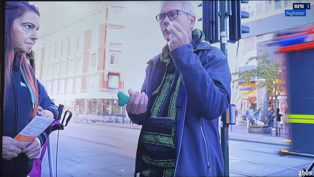 Arild Knutsen og Janne Bøhmer Killingstad i Storgata i Oslo for å vise hvordan motgiften nalokson redder liv. Screenshot av Kveldsnytt-sending.
