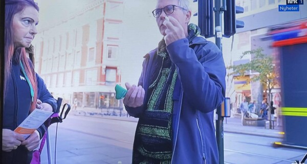 Arild Knutsen og Janne Bøhmer Killingstad i Storgata i Oslo for å vise hvordan motgiften nalokson redder liv. Screenshot av Kveldsnytt-sending.