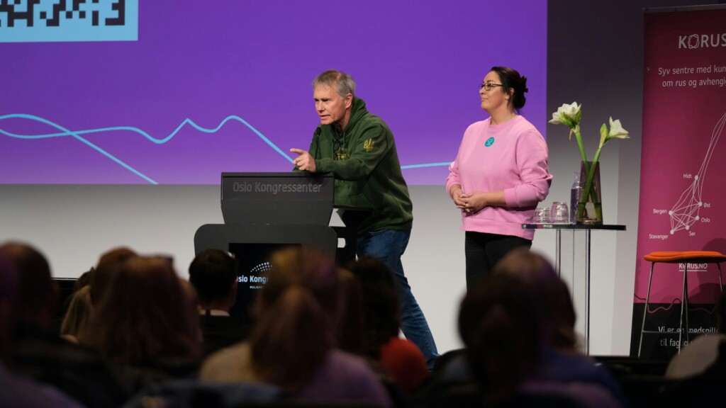 MARKERING: Arild Knutsen, styreleder i Foreningen for human ruspolitikk og Toril Sætra, prosjektleder P-huset og nasjonal pårørendekontakt i A-larm, fra scena under LAVterskelkonferansen i Oslo torsdag. De annonserte en protest foran Stortinget 5. desember. (Foto: Kai Nygaard)