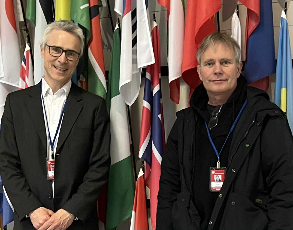Jon Mordal og Arild Knutsen i FN-bygningen i Wien
