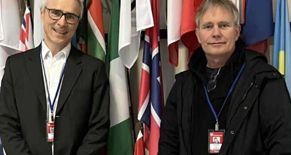 Jon Mordal og Arild Knutsen i FN-bygningen i Wien