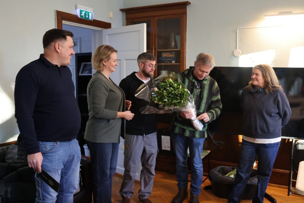 Sosialbyråd Julianne Ferskhaug besøkte villaen denne uken for å gratulere Huset-gjengen. Foto: Silje Lien Sveen/Avisa Oslo