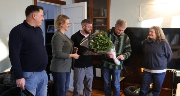 Sosialbyråd Julianne Ferskhaug besøkte villaen denne uken for å gratulere Huset-gjengen. Foto: Silje Lien Sveen/Avisa Oslo