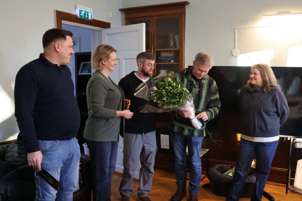 Sosialbyråd Julianne Ferskhaug besøkte villaen denne uken for å gratulere Huset-gjengen. Foto: Silje Lien Sveen/Avisa Oslo