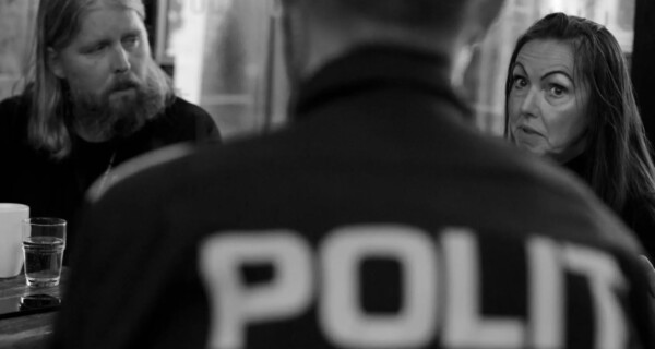 DIALOGMODELL: Janne Killingstad, Øyvind Christensen og politiførstebetjent Wictor Furøy møttes over en kopp kaffe. Foto: Anlov Peter Mathiesen