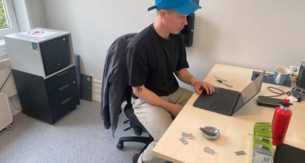 Daniel Mørk i Oslo Drug Check.