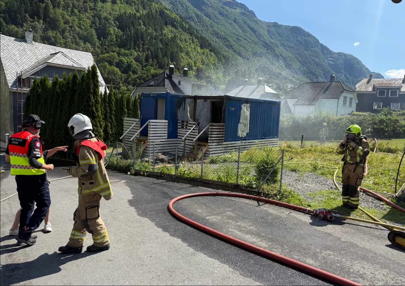 Brann i container som botilbud i Ullensvang kommune. Foto: Eivind Dahle Sjåstad.