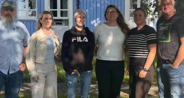 Fra venstre: Terje Olden, regionsleder i Foreningen for human ruspolitikk Midt Norge, Sorte Solvik, avdelingsleder for familie og forebygging Psykisk helse og rus, Jannicke Ertvåg, erfaringskonsulent i ROP-teamet, Linda Johansen og Hanne Ulset, begge spesialsykepleiere i ROP-teamet og Jan Ivar Småvik, styremedlem i Foreningen for human ruspolitikk, Midt Norge.